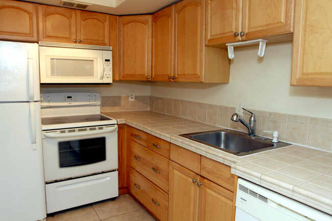 Building Photo - 1060 Crystal Lake Dr