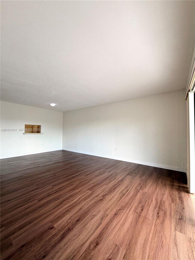 Building Photo - 10431 N Kendall Dr