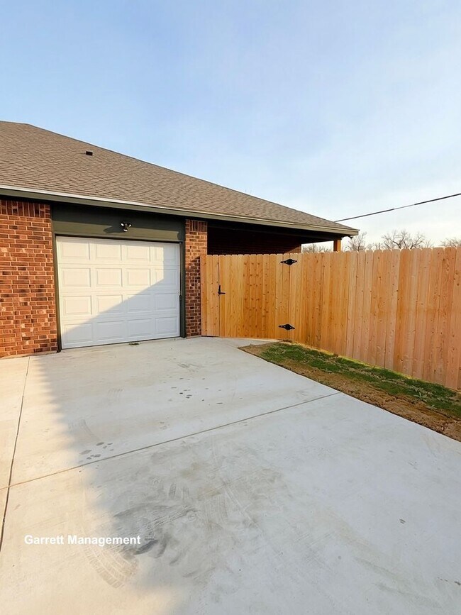 Foto del edificio - New Construction 3/2 Duplex