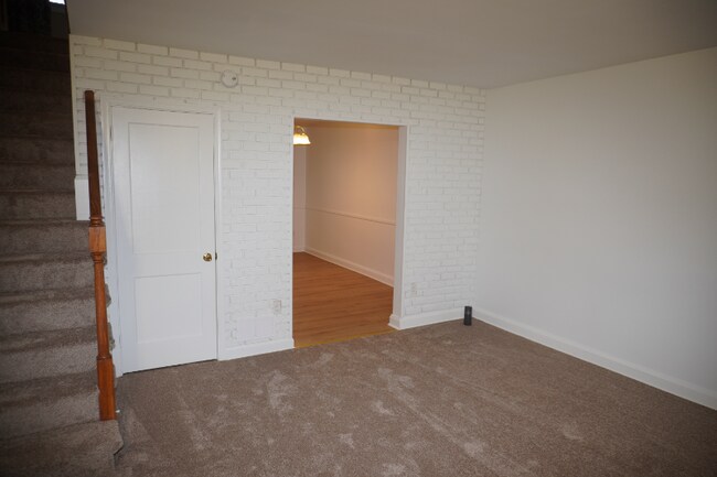 Building Photo - 137 Riverthorn Rd