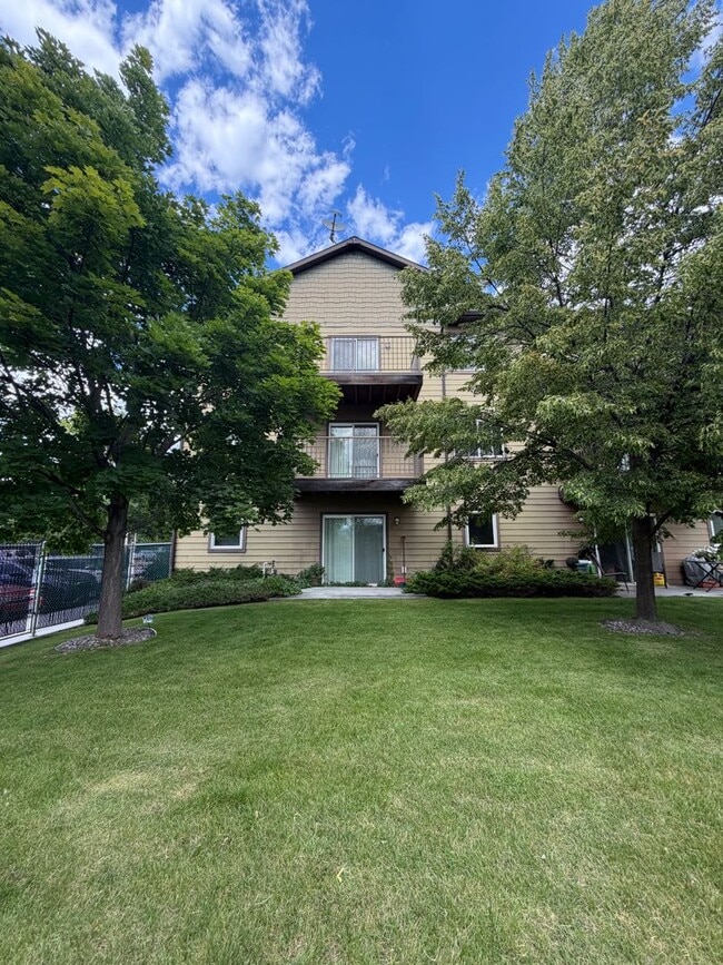 Building Photo - 530 Burton St