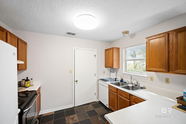 Building Photo - 620 S Oak St