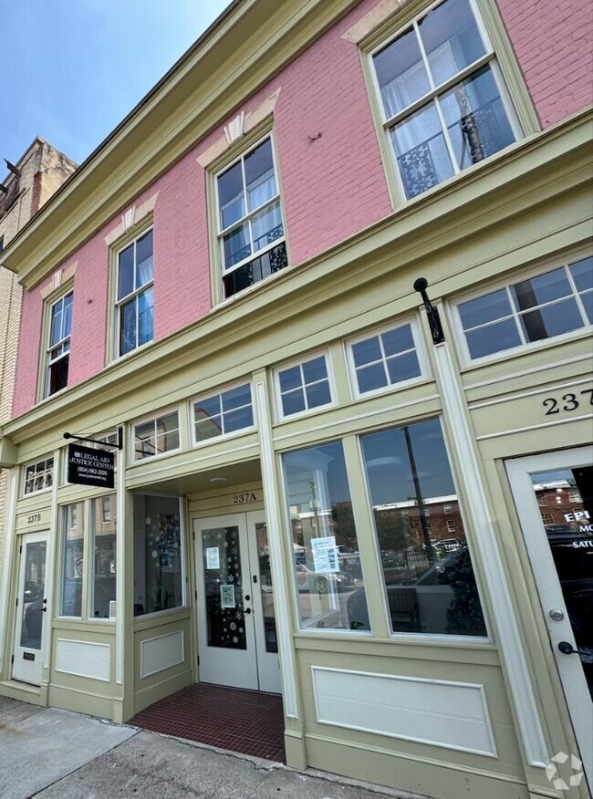 Building Photo - 237 N Sycamore St