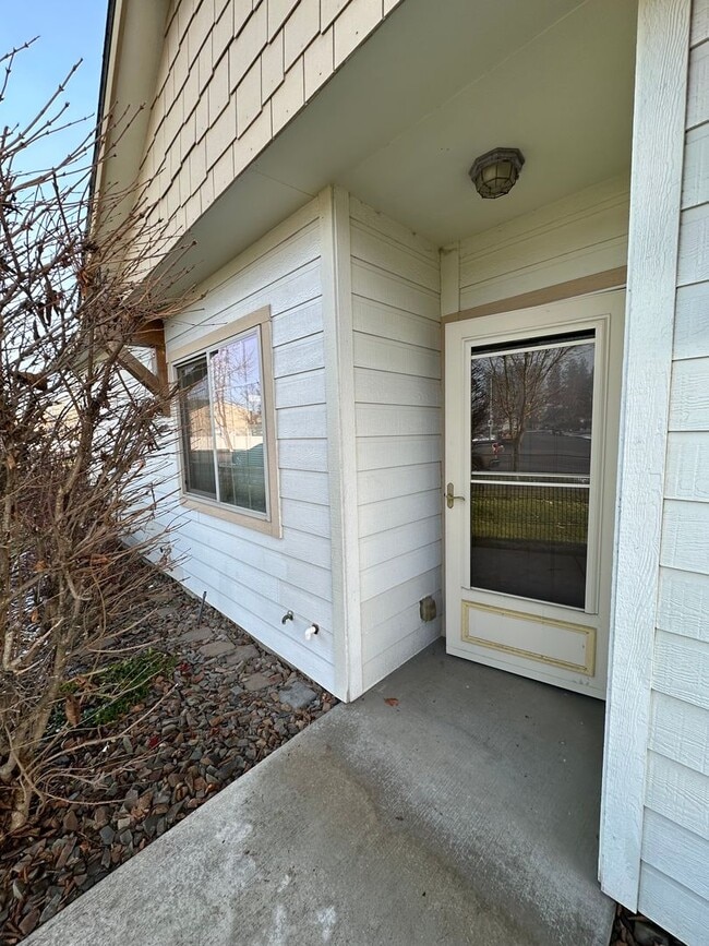 Building Photo - Willow Lake Loop Townhome (APP#221)