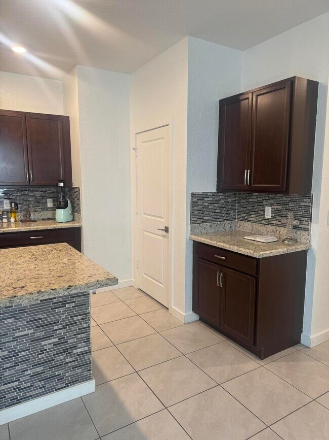 Foto del edificio - 2468 Timber Forest Dr