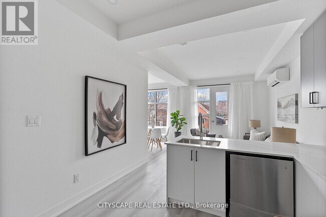 Photo du bâtiment - 587 Oakwood Ave