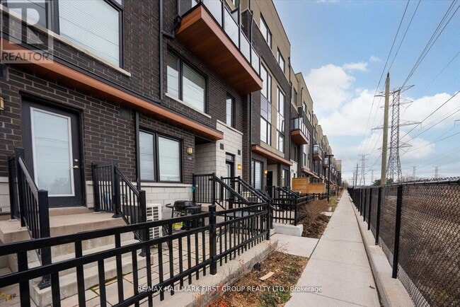 Building Photo - 1555-1555 Kingston Rd