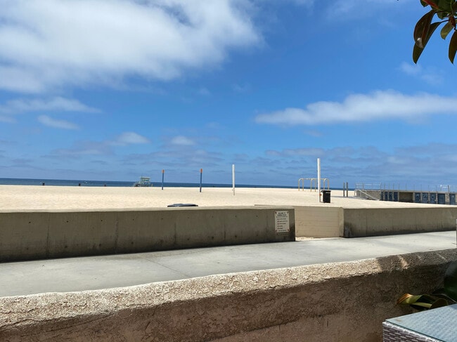 Building Photo - 114 The Strand