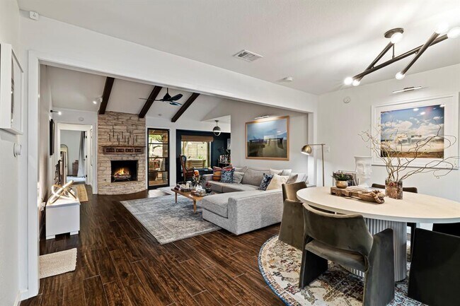 Foto del edificio - 6903 Whispering Oaks Dr