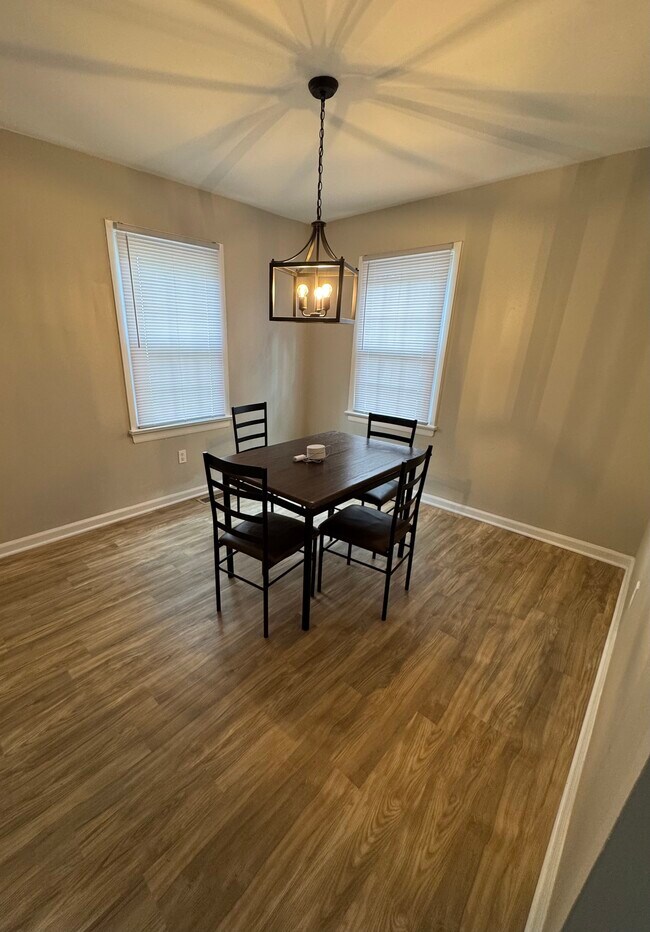 Comedor - 202 Huntington Ln