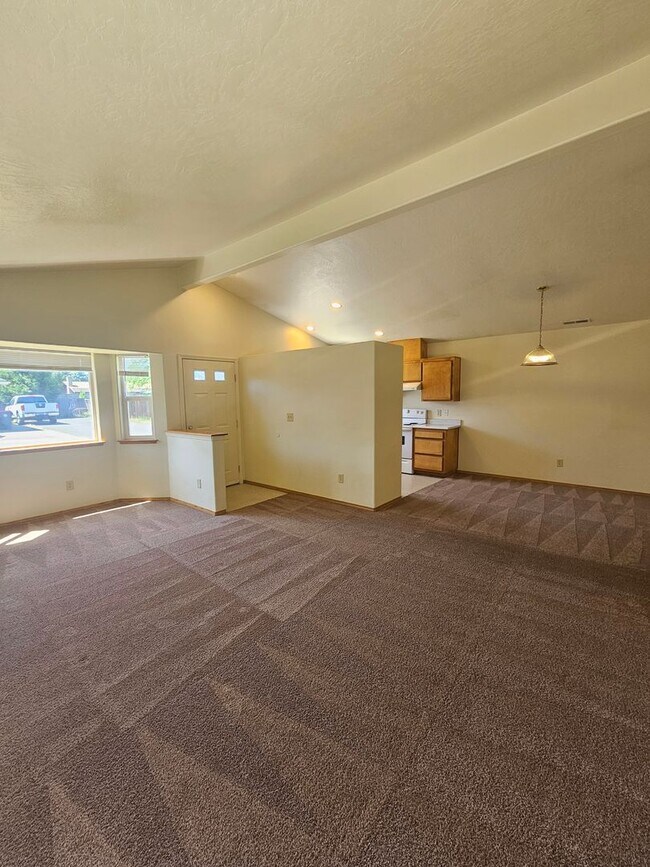Building Photo - 3 Bedroom Home Near Schools!