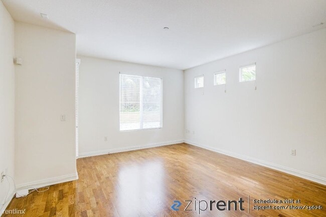 Building Photo - 3 br, 2.5 bath Condo - 5831 Seawalk Drive,...