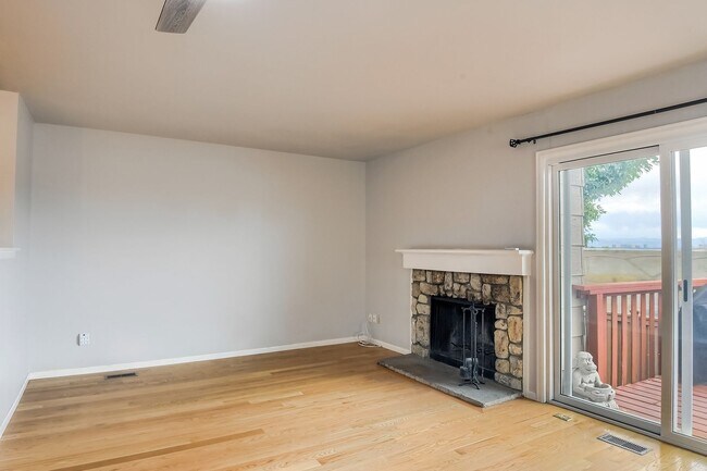 Foto del edificio - 4 Bedroom townhome in Aurora