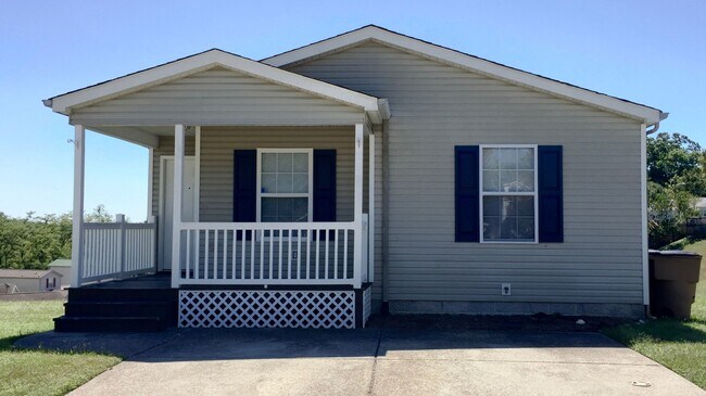 Foto del edificio - 3 Bed 2 Bath home with pool and lawncare included for $1825!!!