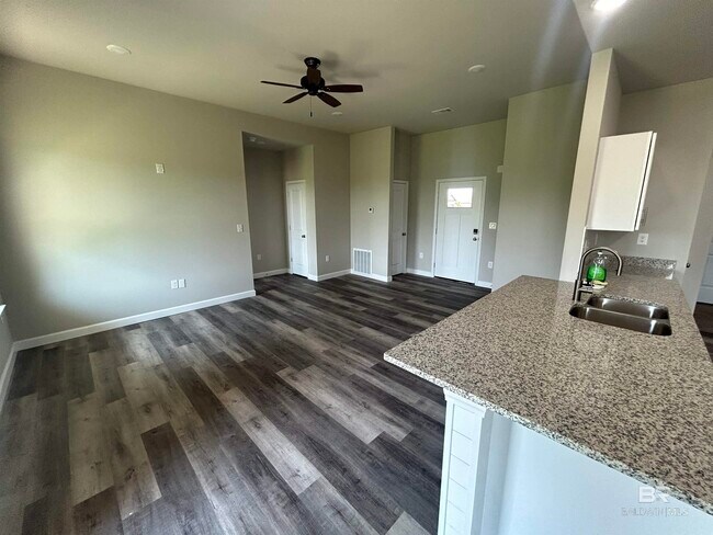 Foto del edificio - 8736 Lockridge Rd