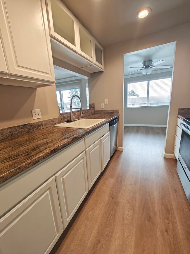 Foto del edificio - 6007 Lakeview Dr