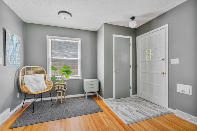 Foto del edificio - 2425 Cavell Ave S