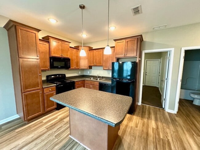 Building Photo - 2225 Cedarbrook Ct