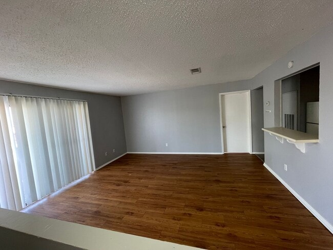 Building Photo - AVAILABLE FOR JULY PRE-LEASE. Spacious 2 B...