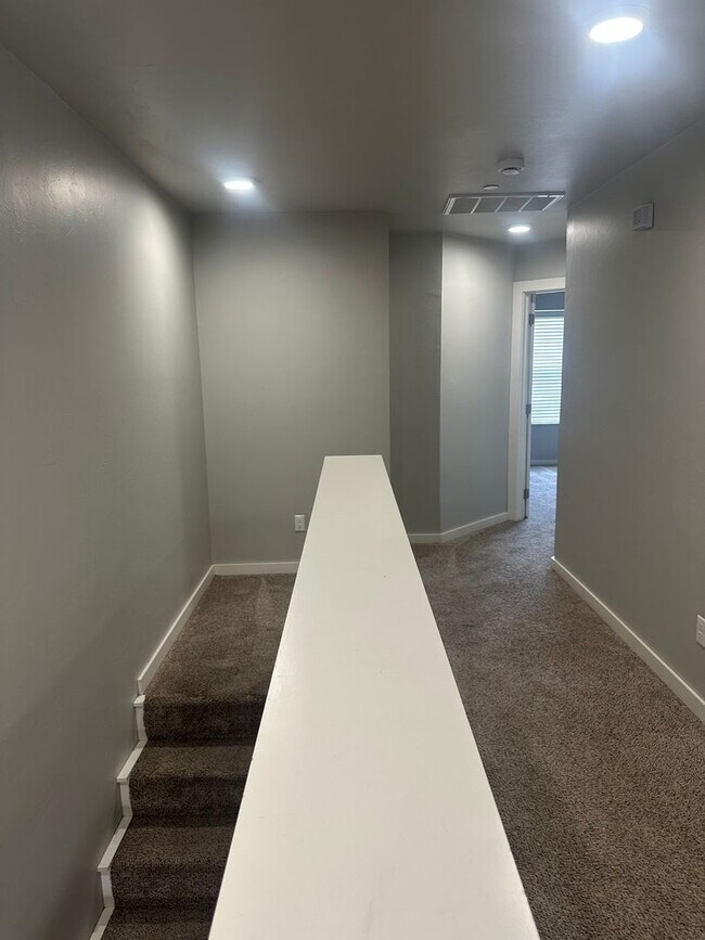Foto del edificio - 3 Bedroom Townhome with ALL APPLIANCES at a great price!!