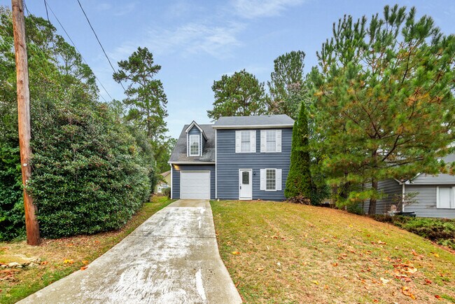 Foto del edificio - Modern 2-Story Home with Deck & Private Wooded Backyard