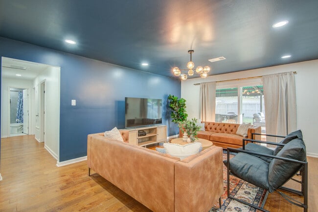Foto del edificio - 9515 Meadowglen Ln