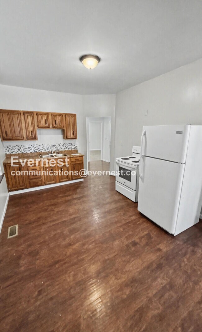 Foto del edificio - 3 Bed, 1 Bath Home with Fenced Yard / Available Soon!