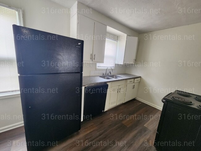 Building Photo - $1,050- 3 bedroom/ 1 bathroom - Single Family Home