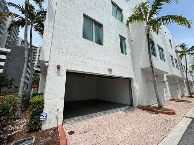Building Photo - Van Buren Street, Hollywood, FL 33020 - 3 BR 3.5 BA condo