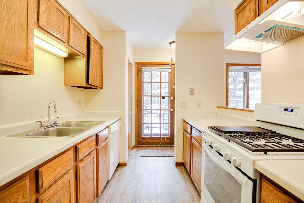 Foto principal - Gorgeous Three Bedroom Available 8/5/25!