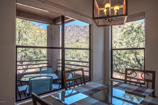 Foto del edificio - 6655 N Canyon Crest Dr