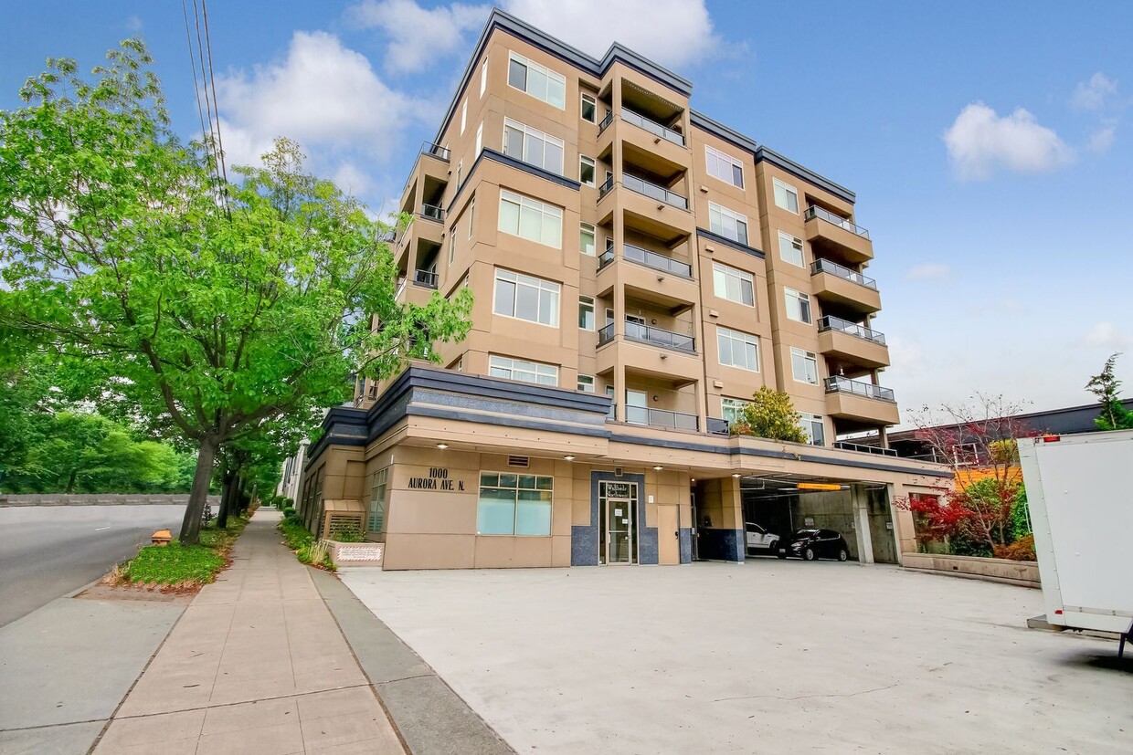 Primary Photo - Views of Lake Union Gorgeous 2 bedroom wit...