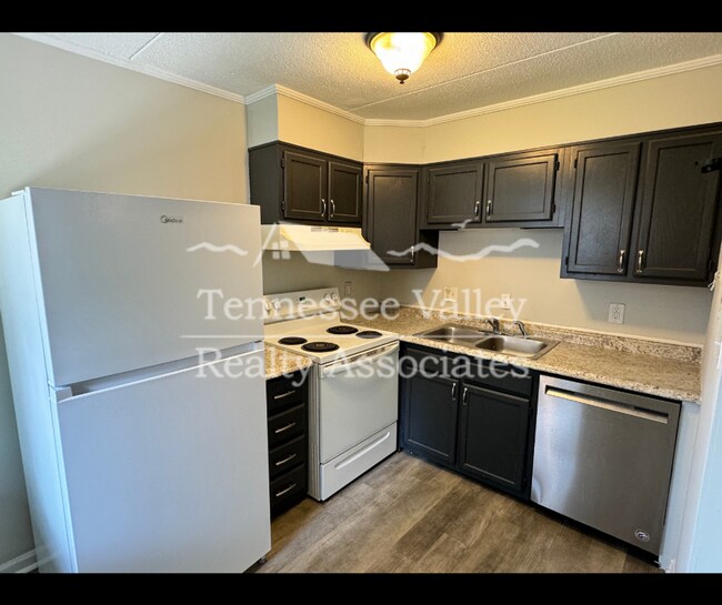 Building Photo - PRICE IMPROVEMENT! UPDATED and REFRESHED C...