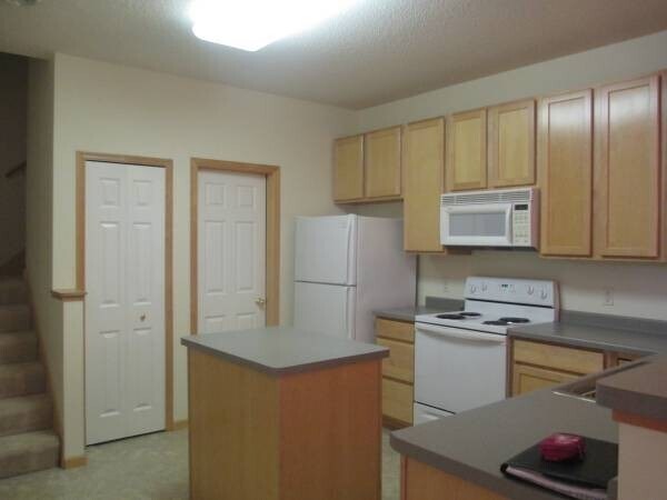 Building Photo - Spacious 2 Bedrm + Loft 2 Bath Townhome Available Now