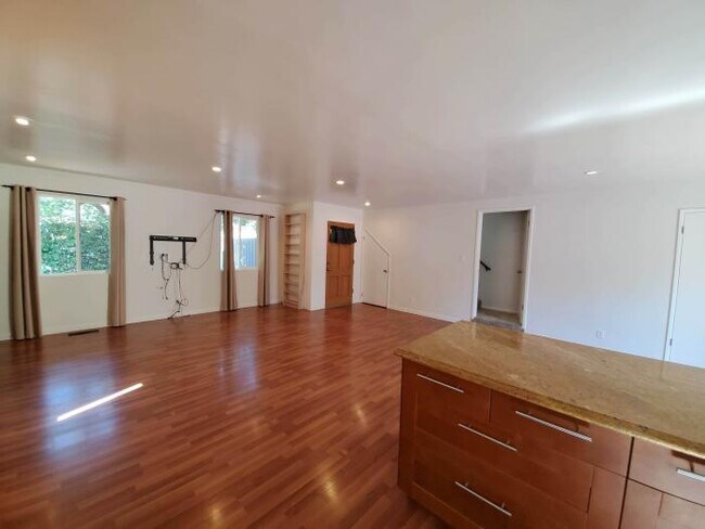 Building Photo - 3 bedroom in San Rafael CA 94903