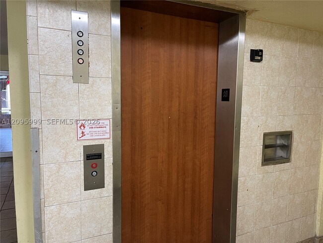 Foto del edificio - 1055 W 77th St