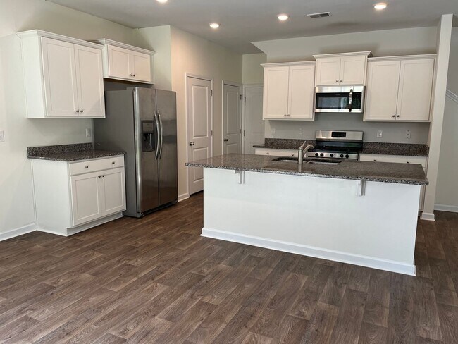Foto del edificio - Stunning 4 Bedroom located in McKewn