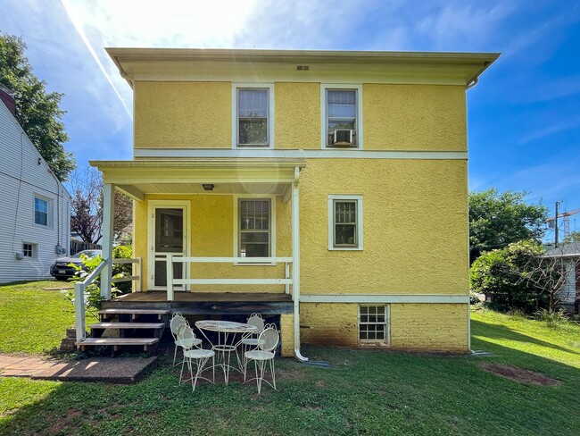 Building Photo - 2104 Hill St