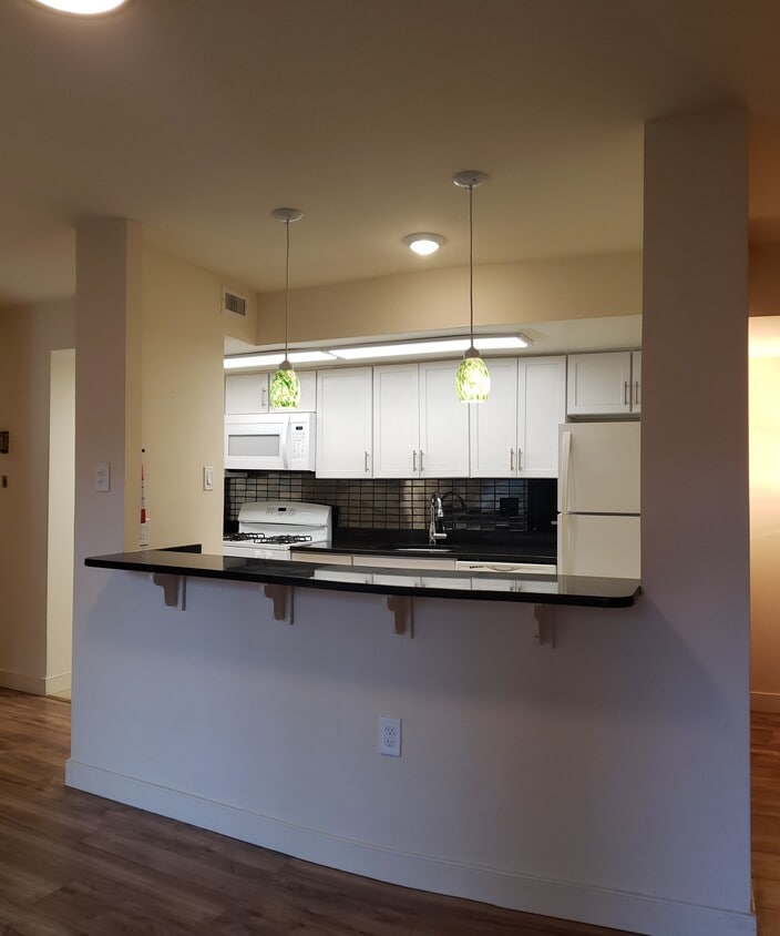 Breakfast service counter - 12203 Braxfield Ct