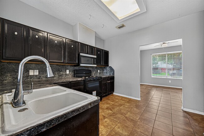 Foto del edificio - 15430 Elm Leaf Pl