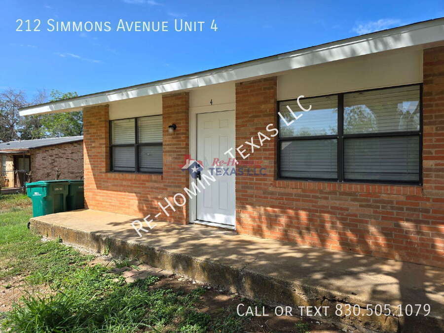 Primary Photo - 212 Simmons Ave