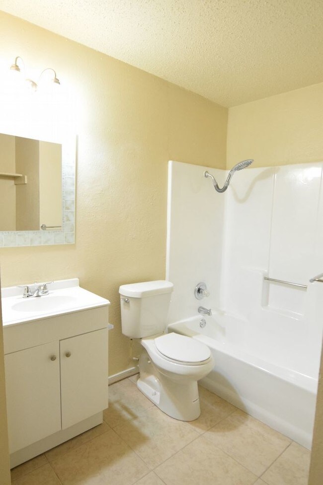 Building Photo - 1619 Indian Trl Unit A