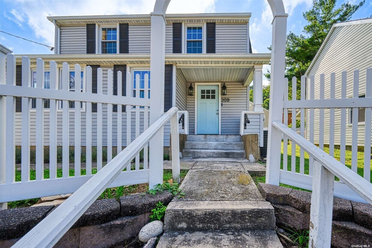 Primary Photo - 308 Pine Hollow Rd