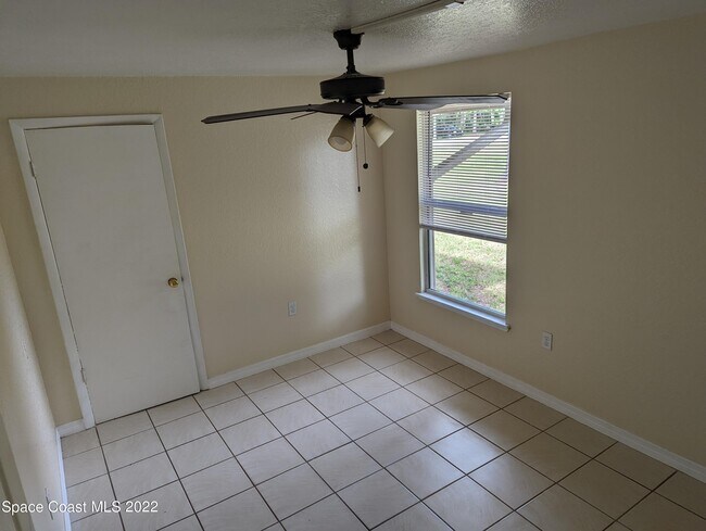 Foto del edificio - 1565 Violet Ave