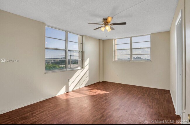Foto del edificio - 15600 NW 7th Ave