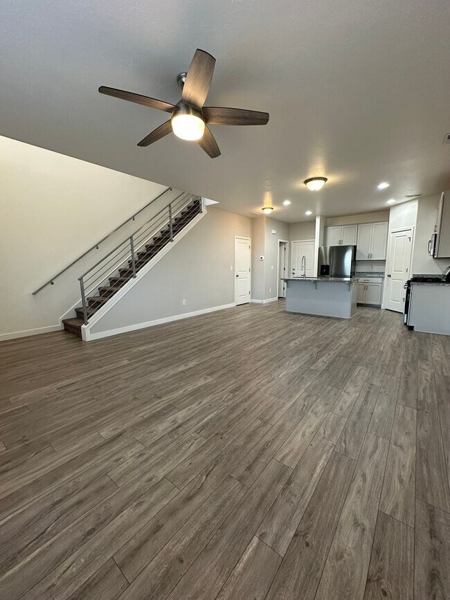 Foto del edificio - $800 Amazon Gift Card + 2 Weeks Rent Free! Beautiful 3 Bed 2.5 Bath Townhome in West Haven
