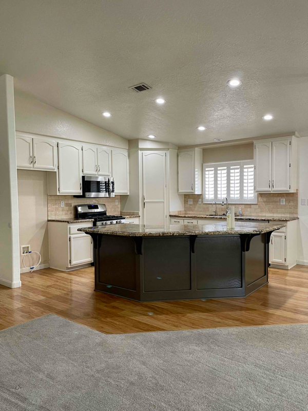Building Photo - 18120 Lakeview Dr