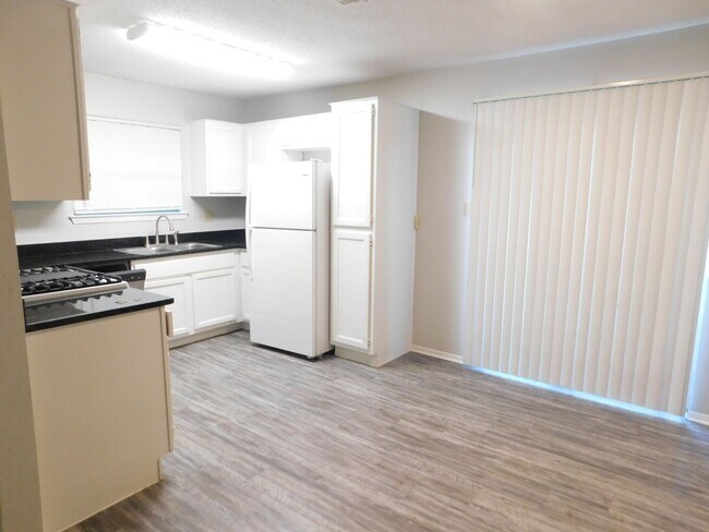 Foto del edificio - K Askari Properties  ( 501/503 Willow Bend Cv )