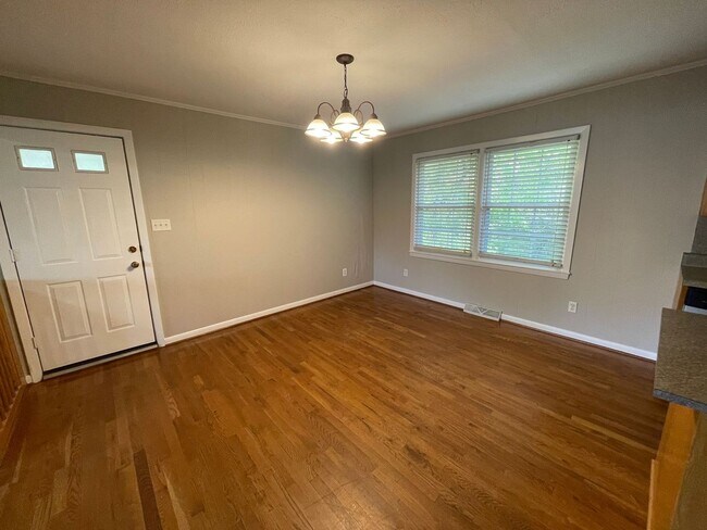Foto del edificio - Large 4 bedroom 3 bathroom house with finished basement/bonus room