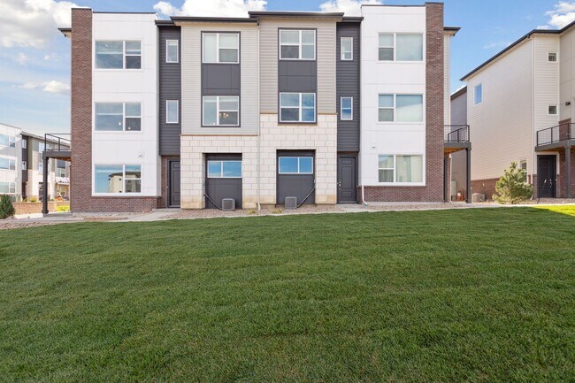 Building Photo - Brand new luxury style 2bd, 2ba townhome i...